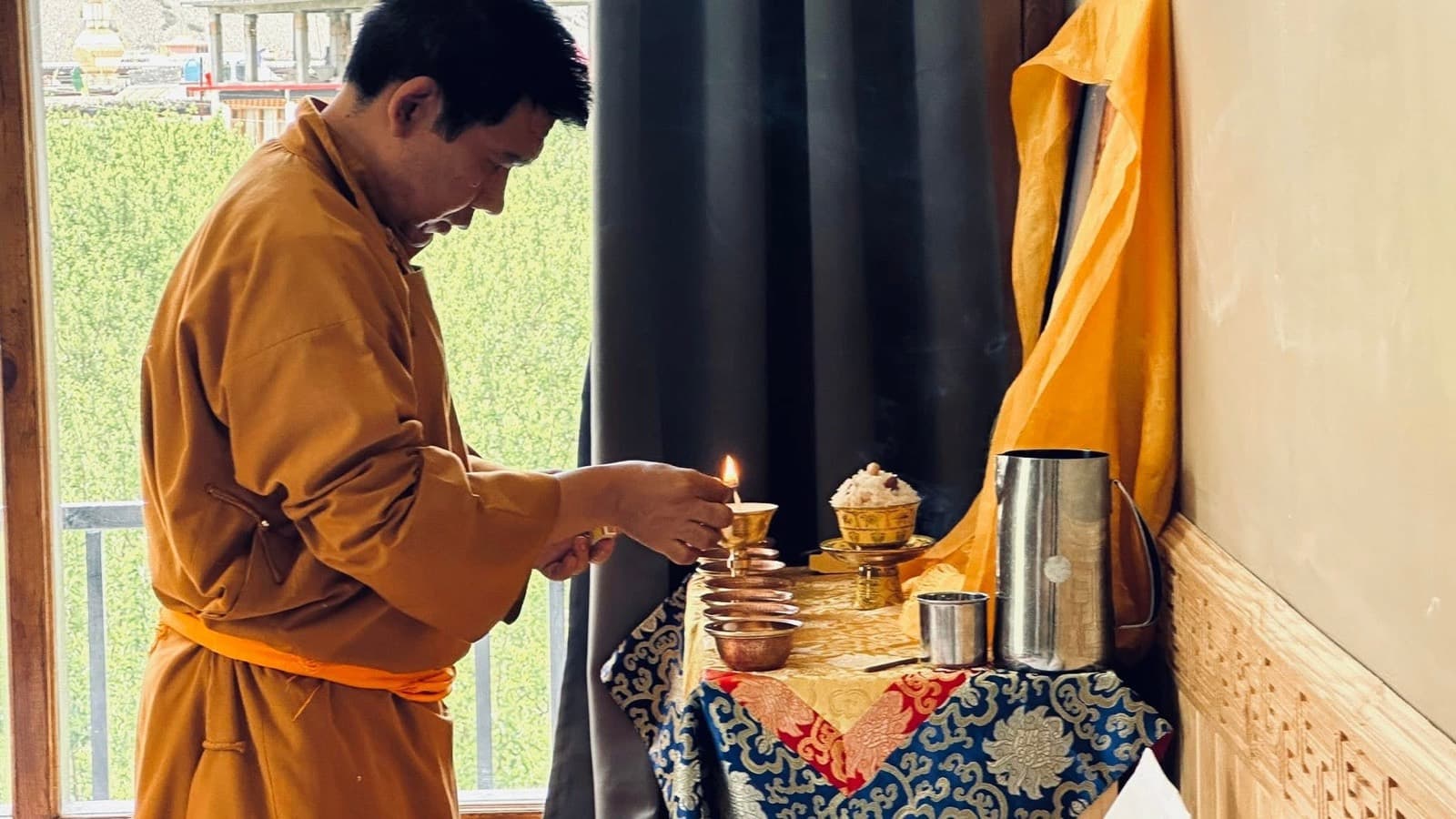 A moment from H.E Serkong Tsenshap Rinpoche’s journey (13 of 24)